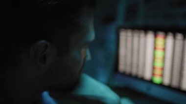 Borsada geç saatlere kadar çalışan adam. 8K 'da kırmızı helyum kamerayla çekildi.   