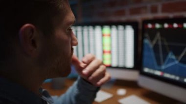 Yetişkin adam işine konsantre oldu. 8K 'da kırmızı helyum kamerayla çekildi.  