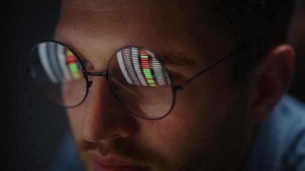 Bilgisayarda Çalışan Adama Yaklaş Kırmızı Helyum Kamerayla Çekildi — Stok video