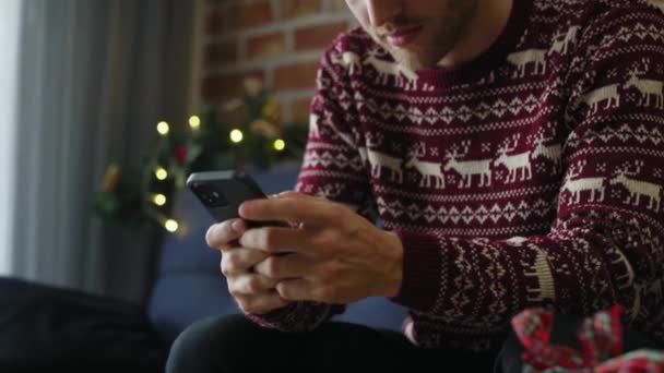 Homem Usando Telefone Celular Casa Época Natal Tiro Com Câmera — Vídeo de Stock