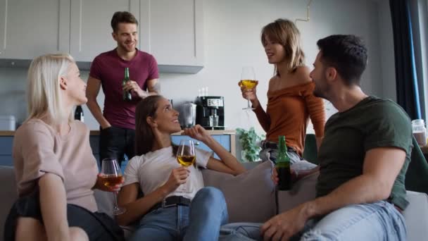 Grupo Amigos Reúne Casa Fotografía Con Cámara Helio Red — Vídeos de Stock