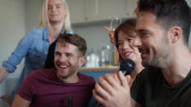 Mladí Dospělí Přátelé Zpívají Doma Karaoke Snímek Red Heliovou Kamerou — Stock video