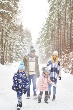 Aile kışın dışarıda oynuyor.