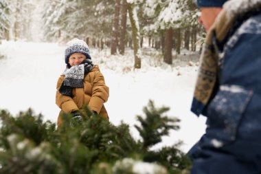 Dedemle Noel ağacını çekiyoruz. 