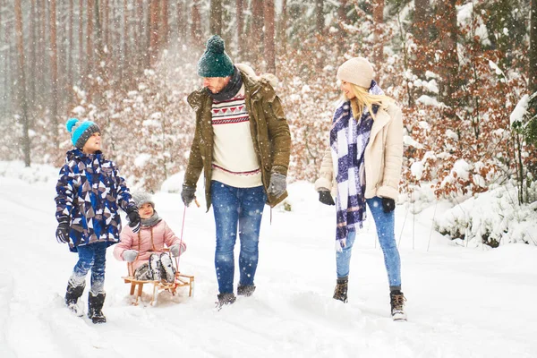 Familie Verbringt Tag Freien Winter — Stockfoto