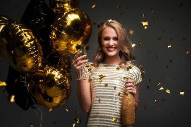 Zarif kadın yeni yılı kutluyor.