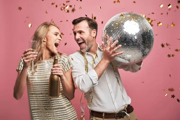 Gritando Casal Dançando Bebendo Champanhe — Fotografia de Stock