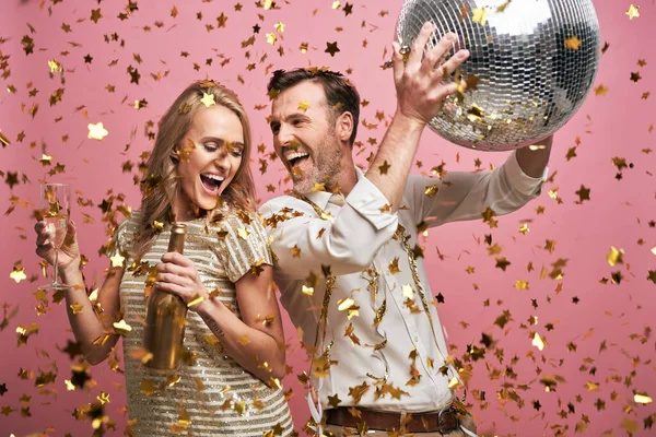 Feliz Casal Dançando Bebendo Champanhe — Fotografia de Stock