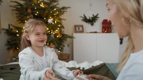 Küçük Kız Annesine Noel Hediyesi Veriyor Kırmızı Helyum Kamerayla Çekildi — Stok video