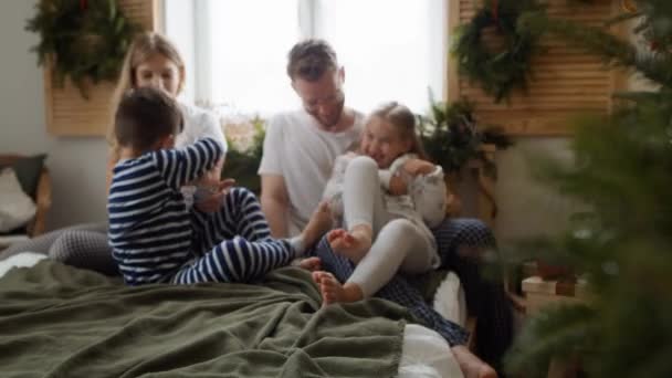 Familie Verbringt Weihnachtsmorgen Gemeinsam Bett Aufnahme Mit Roter Heliumkamera — Stockvideo