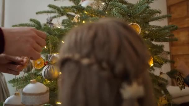 Baba Kızı Noel Ağacını Süslüyorlar Kırmızı Helyum Kamerayla Çekildi — Stok video