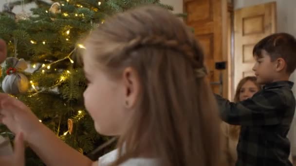 Família Decorando Árvore Natal Tiro Com Câmera Hélio Vermelho — Vídeo de Stock