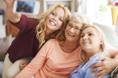 Annem ve büyükannem selfie alarak kız