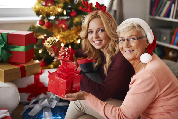 Oma bezoeken altijd ons met Kerstmis — Stockfoto