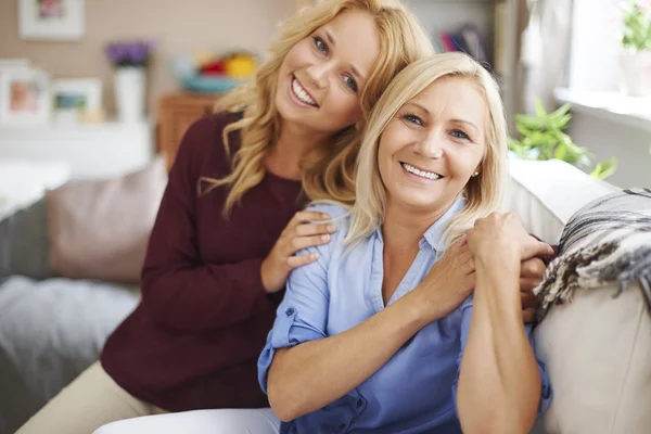 Madre e hija en casa — Foto de Stock