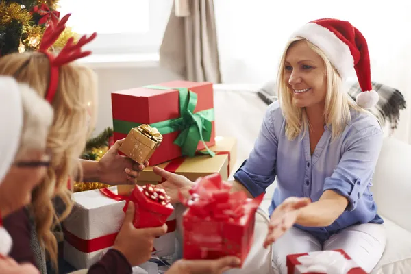 Momentos familiares durante la Navidad —  Fotos de Stock