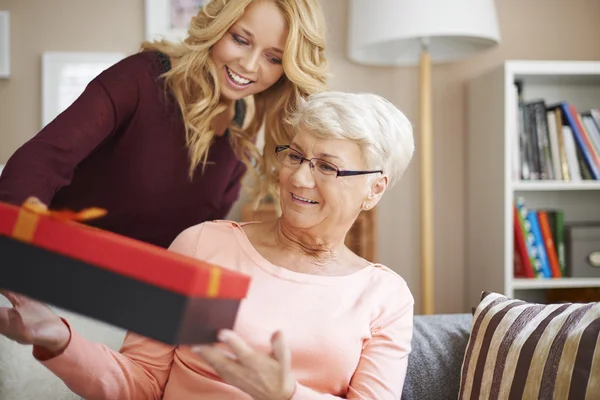 Verrassing voor geliefde Oma — Stockfoto