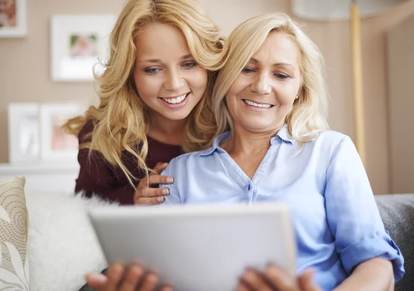 Moeder en dochter genietend van draadloos internet — Stockfoto