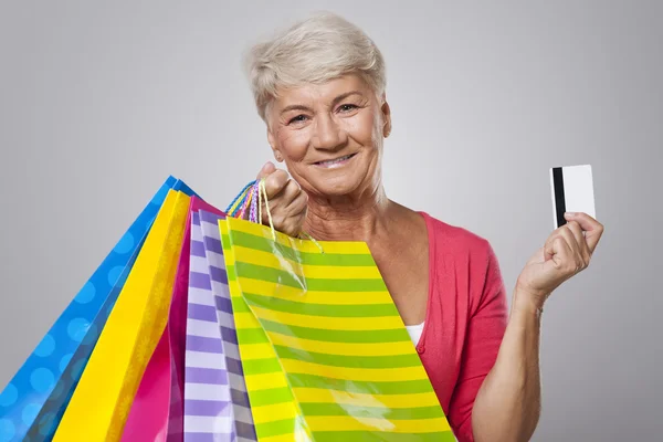 Mulher sênior com sacos de compras — Fotografia de Stock