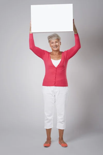 Mujer mayor con pizarra blanca — Foto de Stock