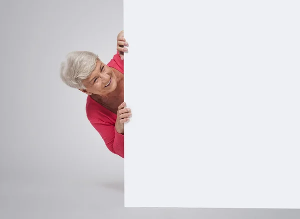 Äldre kvinnan bakom whiteboard-tavlan — Stockfoto