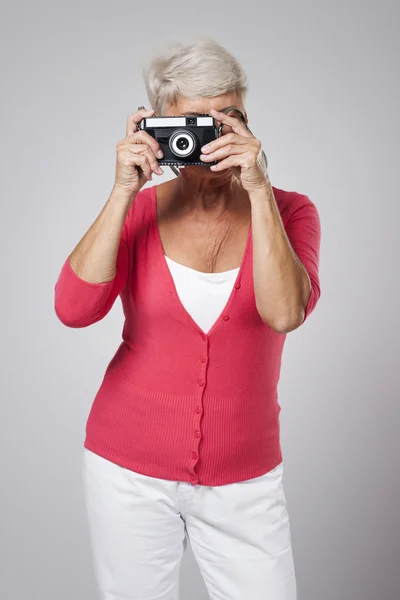 Senior woman taking photo — Stock Photo, Image