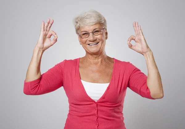 Femme âgée gestuelle ok signe — Photo