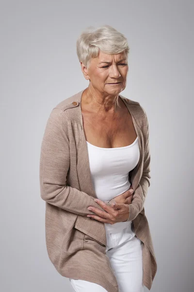 Mujer tiene dolor de estómago —  Fotos de Stock