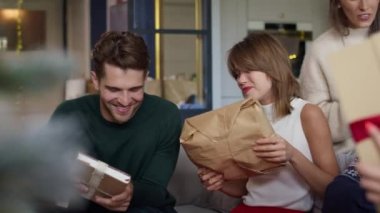 Arkadaşlar hediyelerle Noel partisi veriyor. 8K 'da kırmızı helyum kamerayla çekildi. 