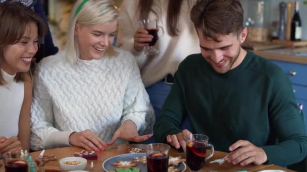 Freunde Schmücken Plätzchen Und Trinken Glühwein Aufnahme Mit Roter Heliumkamera — Stockvideo