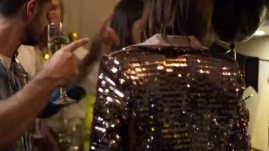 Yılbaşı gecesi evdeki el kamerasıyla çekilmiş bir video. 8K 'da kırmızı helyum kamerayla çekildi.