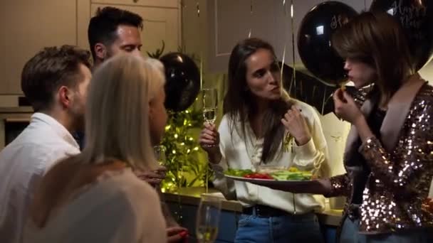 Vrienden Drinken Eten Het Feest Opgenomen Met Red Helium Camera — Stockvideo