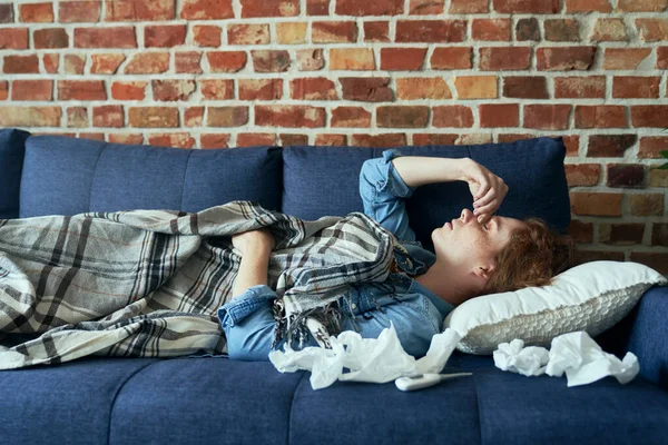 Jonge Blanke Vrouw Liggend Bank Met Een Ernstige Sinusinfectie — Stockfoto