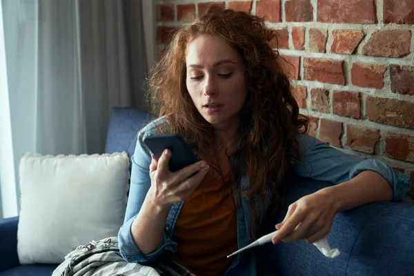 Mujer Caucásica Teniendo Una Consulta Con Médico Través Del Teléfono — Foto de Stock