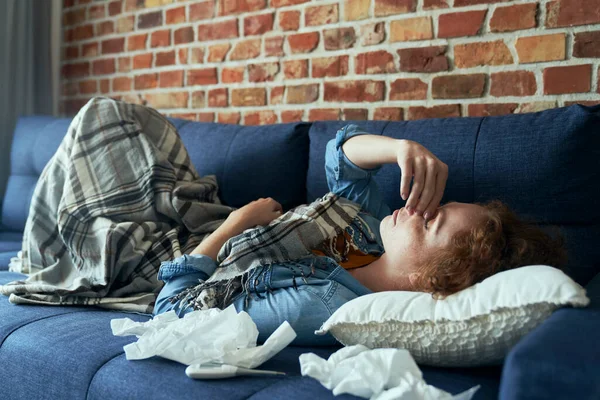 Junge Kaukasierin Liegt Auf Sofa Und Hat Schwere Nasennebenhöhlenentzündung — Stockfoto
