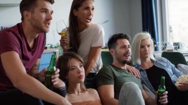 Bir grup arkadaş birlikte korku filmi izliyorlar. 8K 'da kırmızı helyum kamerayla çekildi. 