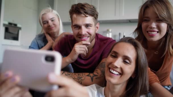 Pessoas Sorrindo Tem Videochamada Com Amigo Tiro Com Câmera Hélio — Vídeo de Stock