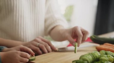 Küçük kızın yeşil salatalık yediği videoyu izliyorum. 8K 'da kırmızı helyum kamerayla çekildi..