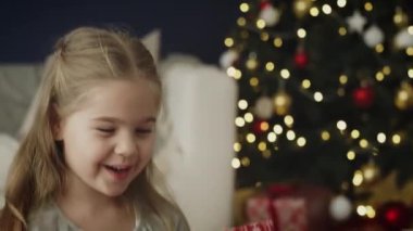 Büyükannesinin torununa Noel hediyesi verdiği video. 8K 'da kırmızı helyum kamerayla çekildi..