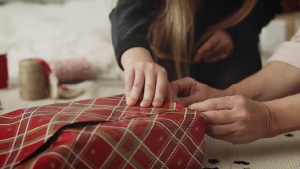 祖母和孙女一起包装圣诞礼物的录像 用8K的红色氦相机拍摄 — 图库视频影像
