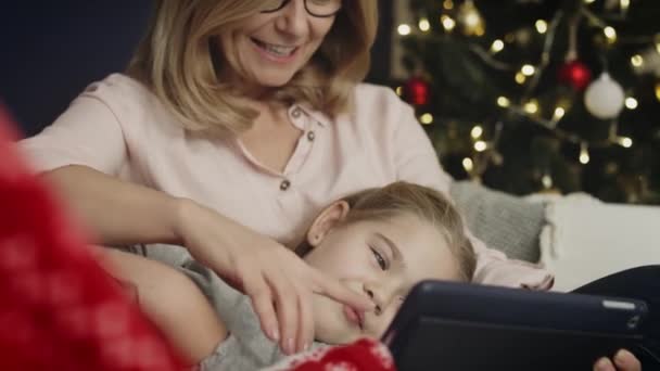 Video Nonna Con Nipote Che Guarda Cartoni Animati Sulla Tavoletta — Video Stock