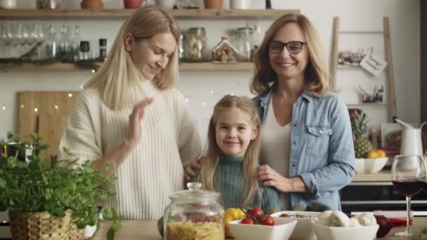 Video Portrét Tří Generací Žen Kuchyni Snímek Red Heliovou Kamerou — Stock video