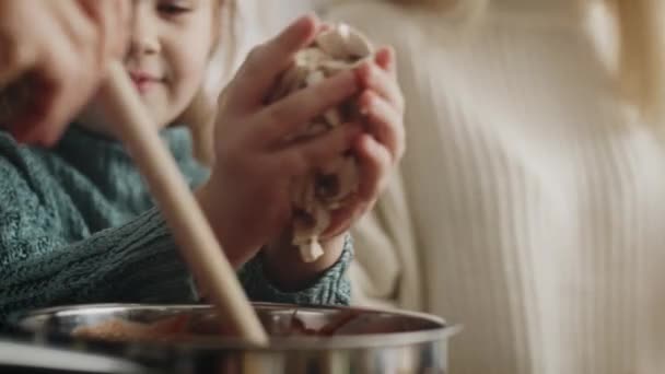 Wideo Małą Dziewczynką Pomagającą Podczas Przygotowywania Jedzenia Nakręcony Aparatem Hel — Wideo stockowe