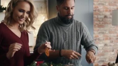 Çift birlikte Noel süsü hazırlıyor. 8K 'da kırmızı helyum kamerayla çekildi.   