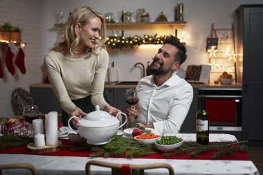 Aşık çift Noel yemeğine hazır.