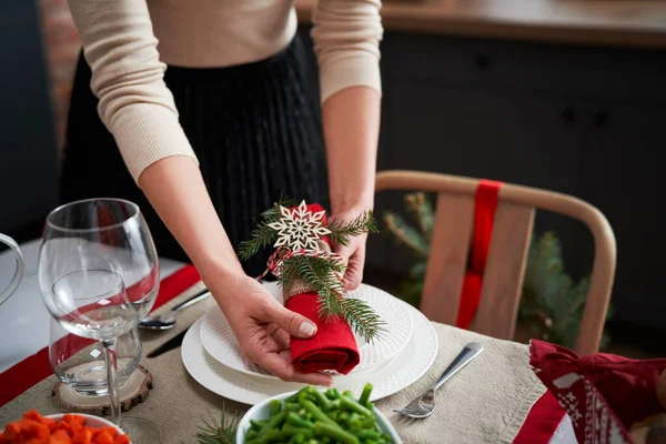 Donna Che Prepara Tavolo Cena Natale — Foto Stock