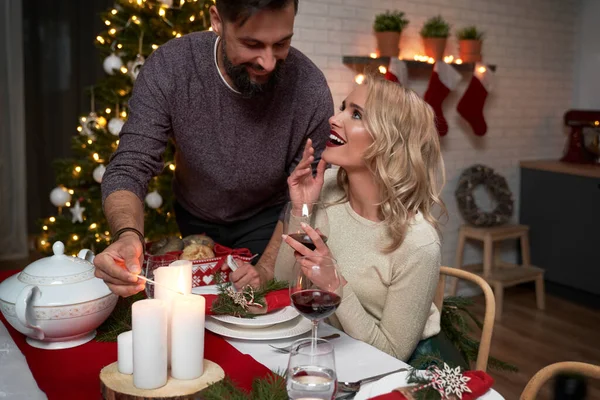 Gelukkige Paar Met Een Kerstdiner — Stockfoto