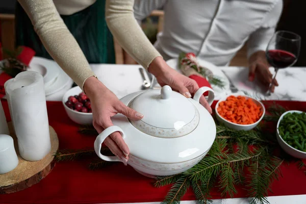 Vrouw Serveert Maaltijd Kerstdiner — Stockfoto