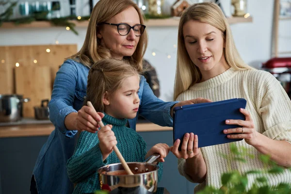 Tre Generazioni Donne Che Cucinano Con Tablet — Foto Stock