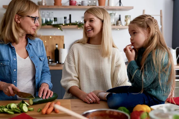 Tre Generazioni Donne Che Passano Del Tempo Cucina — Foto Stock
